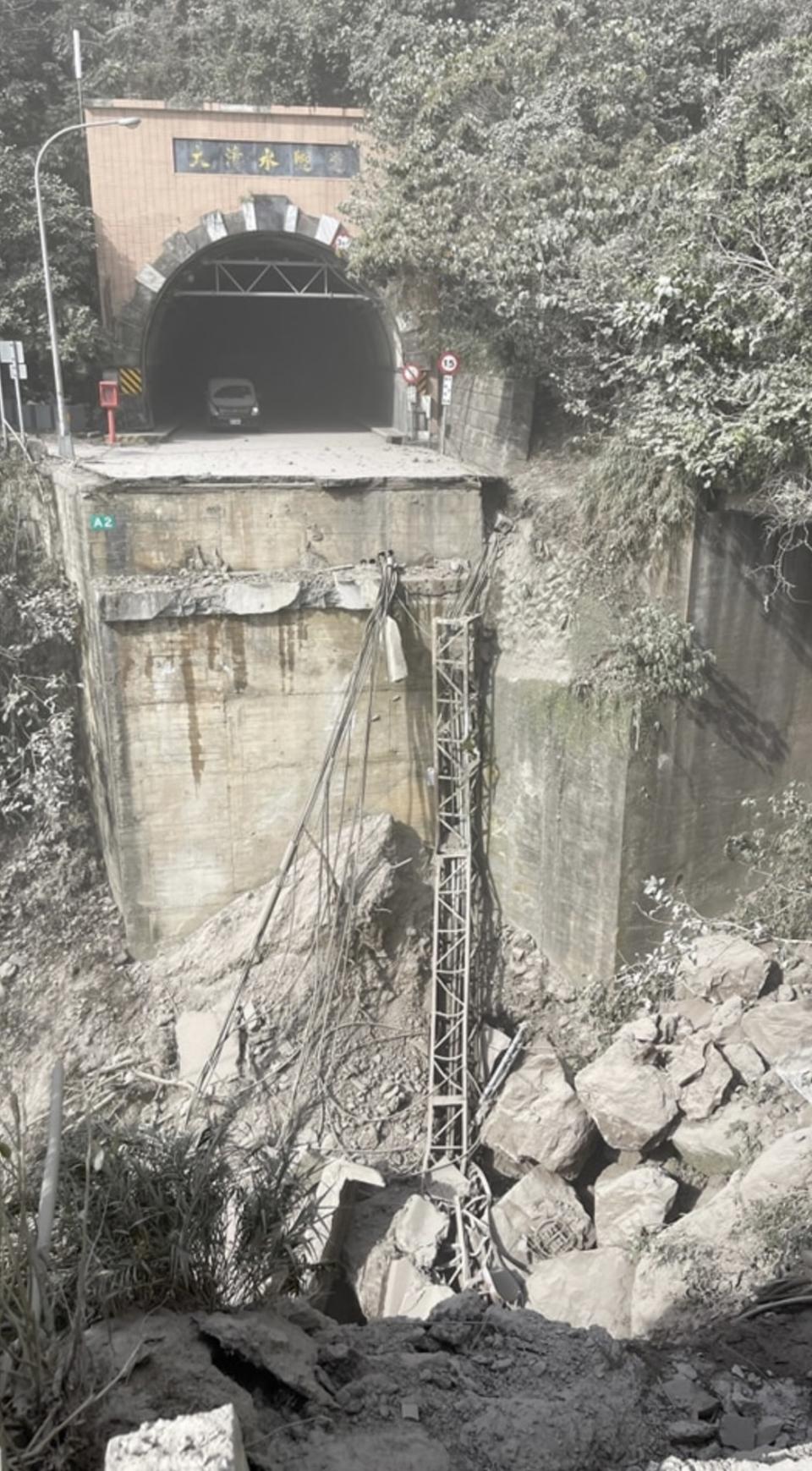有台灣網民在 facebook 報料，指在連接花蓮和宜蘭的蘇花公路大清水隧道出入口位置，有路基完全坍塌，車輛無法通行。（圖：以蘇花公路即時路況為主的平台 facebook）