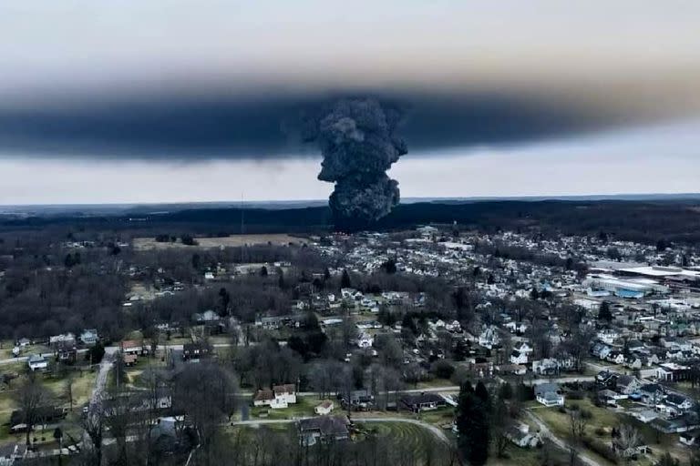 Accidente en Ohio: el miedo en una ciudad de Estados Unidos tras el descarrilamiento de un tren con sustancias químicas