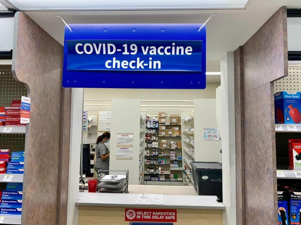 Las nuevas vacunas actualizadas de Pfizer y Moderna contra el COVID-19 empezaron a llegar a las farmacias minoristas en septiembre. Esta es la ventanilla de registro de vacunas en un Walgreens en 1601 SW 107th Ave. cerca de la Universidad Internacional de Florida (FIU) en Miami-Dade que ofrecía los refuerzos actualizados el 7 de septiembre de 2022. Walgreens también está ofreciendo incentivos a las personas que se vacunan contra la influenza en sus farmacias.