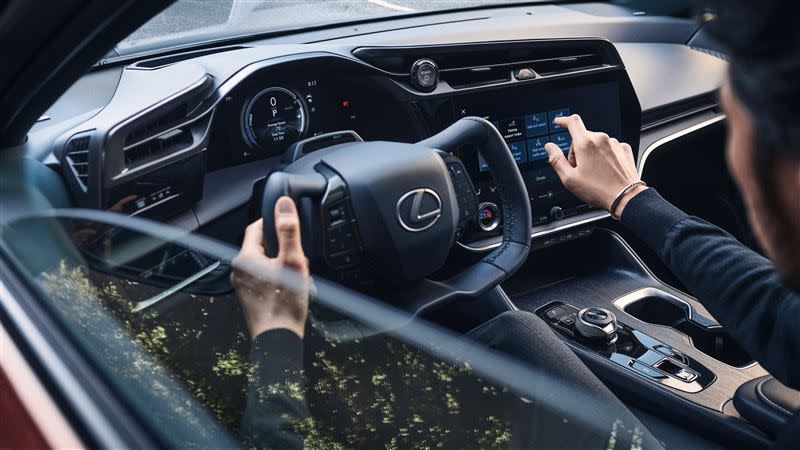 Lexus RZ 450e搭載類F1設計的York方向盤，並配置全數位儀表板及大型中央觸控螢幕。（圖／翻攝自Lexus官網）