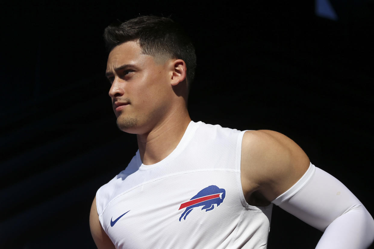 Matt Araiza #19 de los Buffalo Bills sale al campo durante la práctica el 5 de agosto de 2022 en Orchard Park, Nueva York. (Foto: Joshua Bessex/Getty Images)