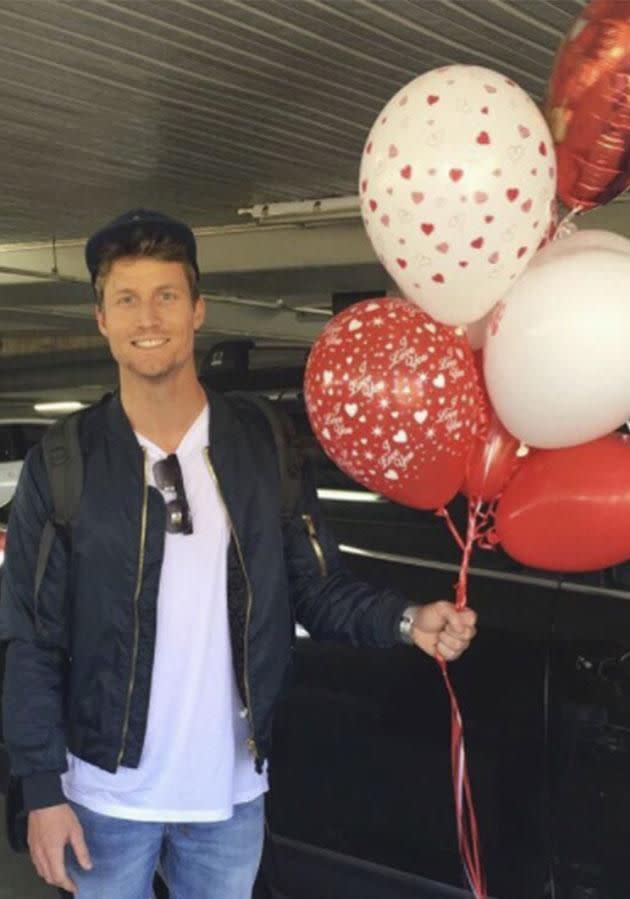 Alex surprised Richie at the airport with romantic balloons. Photo: Instagram/alexandranation