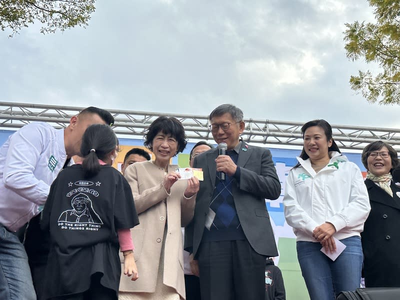 柯文哲台中出席小草感恩見面會  小朋友贈卡片 台灣民眾黨持續展開選後謝票行程，27日在台中十九 甲健康公園舉辦「阿北森友會－中部小草感恩見面 會」，現場有小朋友送卡片給民眾黨主席柯文哲（右 3）。右起為前民眾黨立委蔡壁如及同黨立委吳欣 盈。 中央社記者趙麗妍攝  113年1月27日 