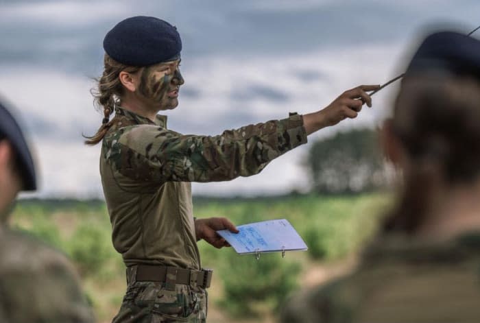 Elisabeth de los belgas haciendo formación militar