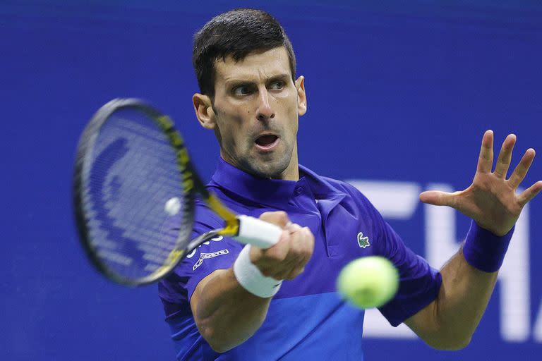 La mirada fija en el lugar a donde irá la pelota; Djokovic volvió a perder el primer set y a recuperarse.