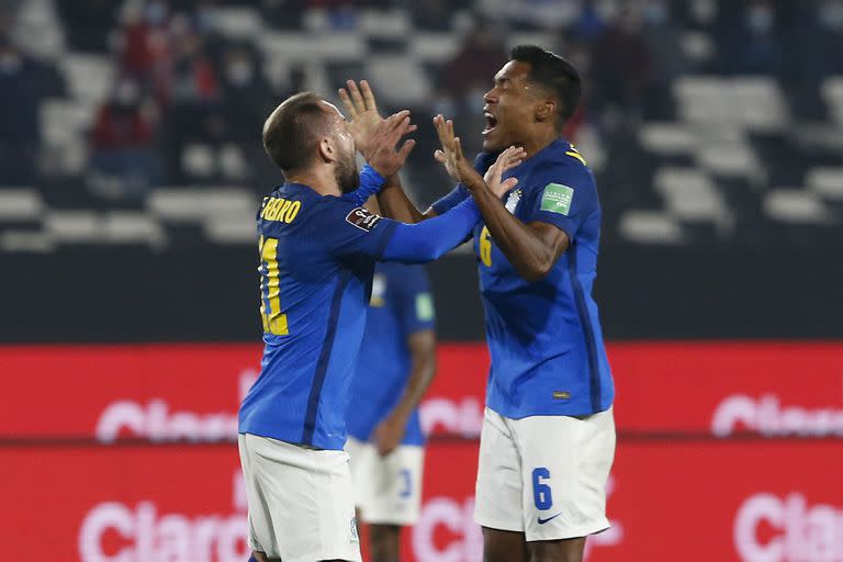 Everton Ribeiro (izquierda) festeja con Alex Sandro el gol que le marcó a Chile para vencer 1-0 en Santiago; Brasil sigue con puntaje ideal en las Eliminatorias