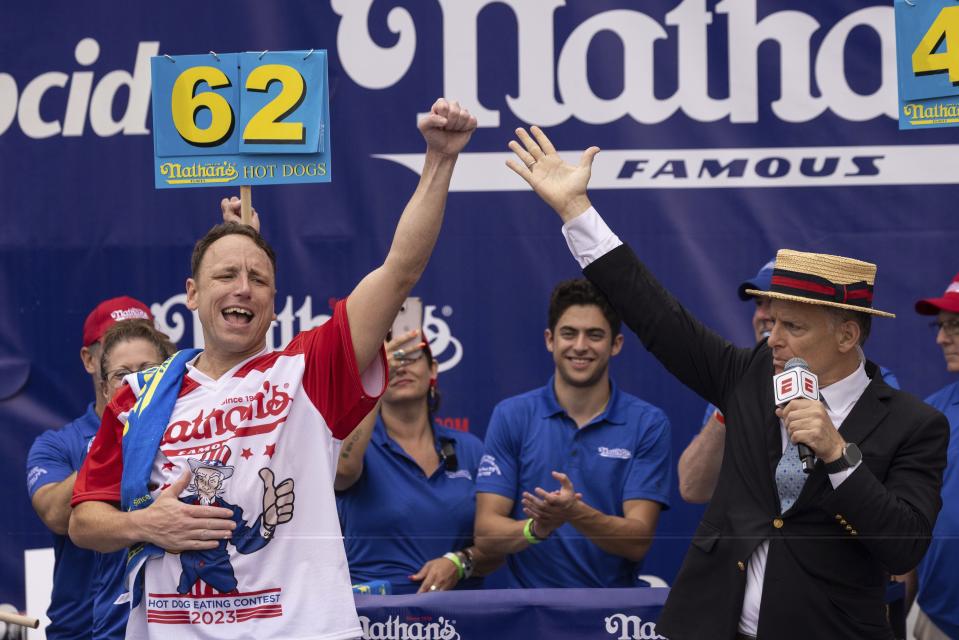 Joey Chestnut celebra tras ganar su 16to título del concurso de comer "hot dogs" organizado por Nathan's, el martes 4 de julio de 2023, en Coney Island, Nueva York. (AP Foto/Yuki Iwamura)