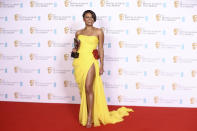 Ariana DeBose posa en la sala de prensa tras ganar el Premio BAFTA del cine británico a la mejor actriz de reparto por su papel en "West Side Story", el domingo 13 de marzo de 2022 en Londres. (Foto por Joel C Ryan/Invision/AP)