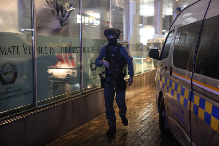 Un policía armado camina por el exterior del centro comercial Siam Paragon en Bangkok el 3 de octubre de 2023, después de un tiroteo. 