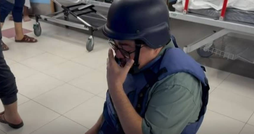 BBC駐地記者艾博許（Adnan Elbursh）在採訪當天見醫院內的慘狀後不禁淚流滿面，畫面惹人鼻酸。（圖／翻攝BBC）