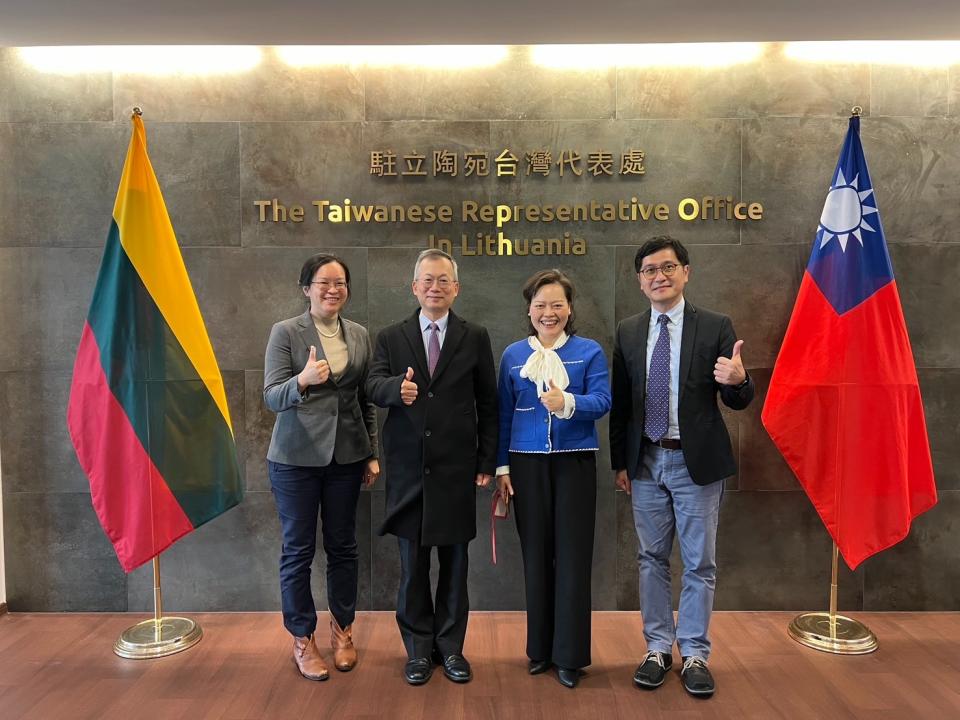 政大訪團拜訪駐立陶宛台灣代表處。政大國合處提供