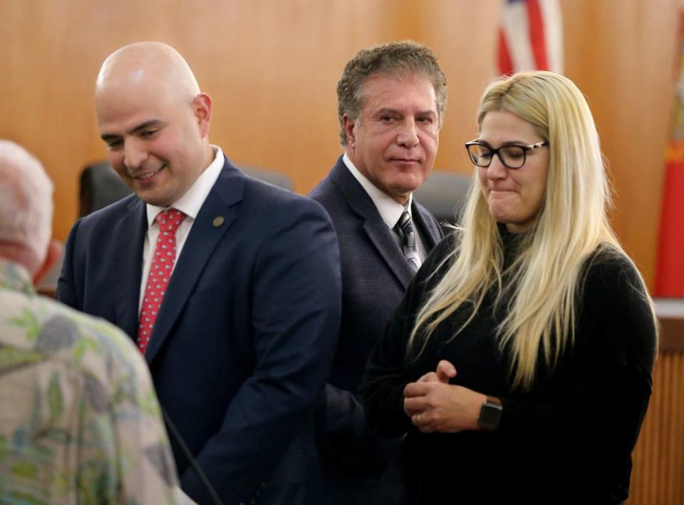 El concejal Jesús Tundidor (izq.) y el alcalde de Hialeah, Carlos Hernández (cent.), durante una reunión en el ayuntamiento de la ciudad en febrero del 2020.