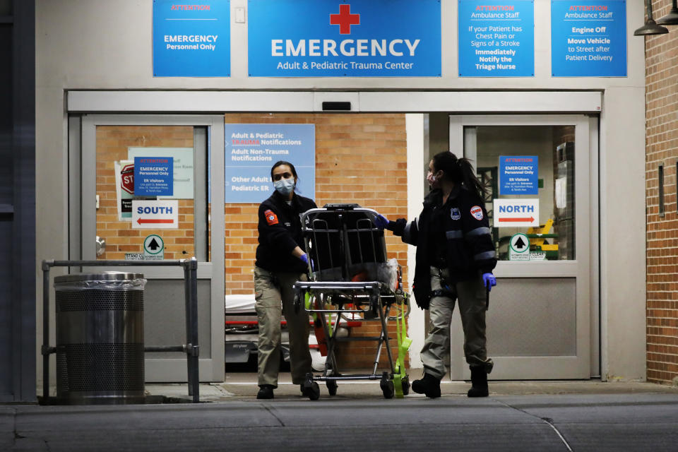 Trabajadores médicos de un área especial de coronavirus en el Centro Médico Maimonides el 26 de mayo de 2020 en el barrio de Brooklyn de la ciudad de Nueva York. (Foto de Spencer Platt / Getty Images)