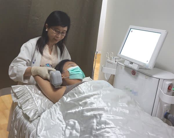 新竹馬偕紀念醫院皮膚科謝雅如醫師示範微波熱能抑汗處置。