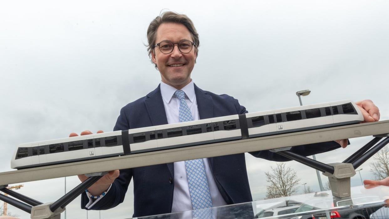 Andreas Scheuer (CSU), Bundesverkehrsminister mit einem Modell der Machbarkeitsstudie für eine Magnetschwebebahn.