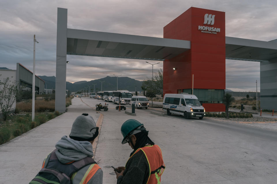 Los trabajadores esperan un taxi afuera del parque industrial Hofusan, en Nuevo León, México, el 19 de enero de 2023.  (Luis Antonio Rojas/The New York Times)