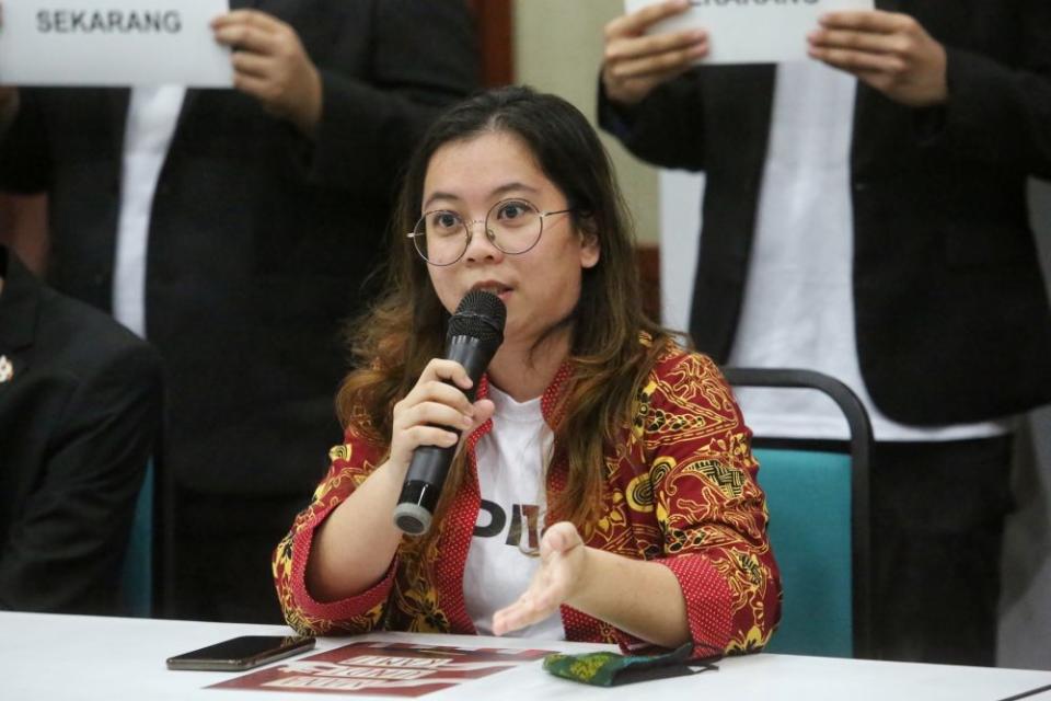 Qyira Yusri speaks during a press conference on Undi18's lawsuit at the Kuala Lumpur and Selangor Chinese Assembly Hall April 2, 2021. — Picture by Choo Choy May