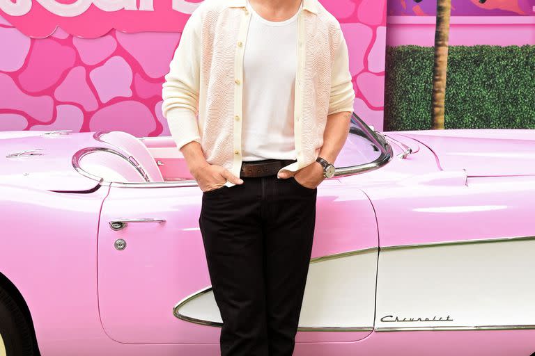 Súper canchero, Ryan Gosling optó por un outfit en blanco y negro para promocionar a su personaje como Ken; jeans, remera, cardigan bordado  y borcegos acordonados fueron sus ítems elegidos para este encuentro con la prensa