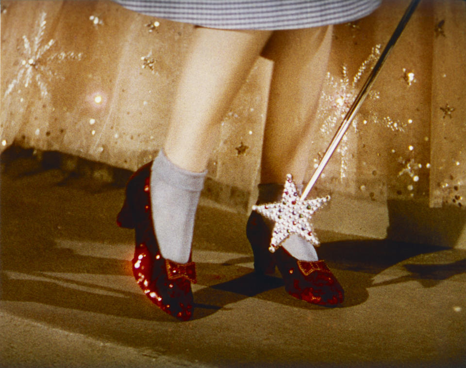 <p>Die teuersten Schuhe eines Stars, die je versteigert wurden, sind die roten Zauberschuhe, die Judy Garland alias Dorothy einst im Filmklassiker “Der Zauberer von Oz” (1939) trug. Für 660.000 US-Dollar wechselten sie im Jahr 2011 den Besitzer. </p>