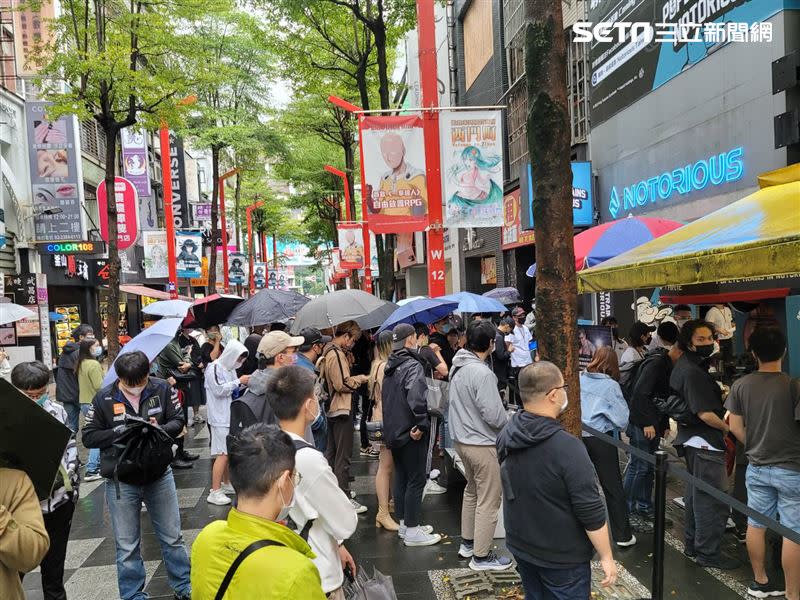 百名粉絲冒雨到場支持。（圖／記者游定剛拍攝）