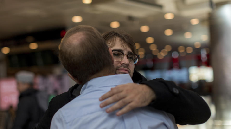 Tomás Ruiz abraza a su padre, Pablo Ruiz, en el Aeropuerto Internacional Ministro Pistarini antes de embarcar en un vuelo a Irlanda, en Ezeiza, Argentina, el 4 de abril de 2019. Su hermana se mudó hace poco a España. (AP Foto/Tomas F. Cuesta)