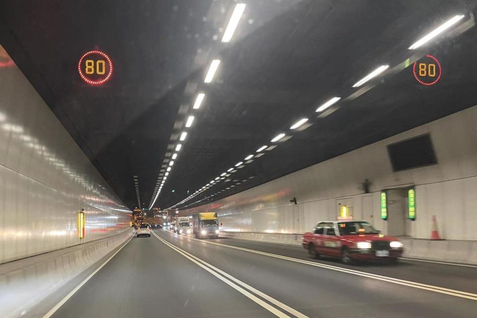 南灣隧道實施單管雙程行車。(網民Ki Ki Siu@FB群組「馬路的事 (即時交通資訊台)」)