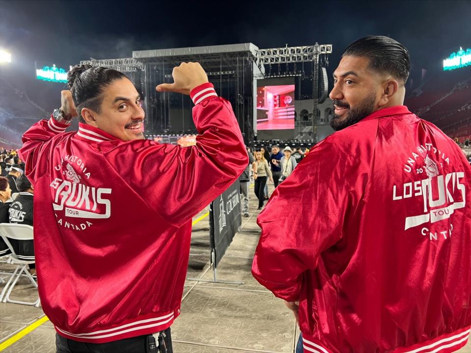 Fans muy jóvenes, como Francisco López (izquierda) lucían con orgullo