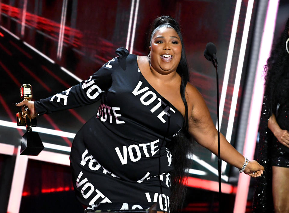 Sängerin Lizzo gewann in der Kategorie “Top Song Sales Artist“. Nicht zu übersehen war ihr schwarzes Kleid, das anlässlich der US-Wahl am 3. November nur eine Botschaft präsentierte: VOTE (WÄHLT). Auch in ihrer Dankesrede appellierte sie an alle Zuschauer: "Nutzt eure Stimme".