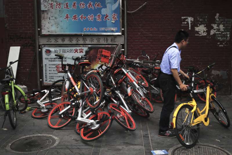 中國共享單車亂停形成亂象。(美聯社)