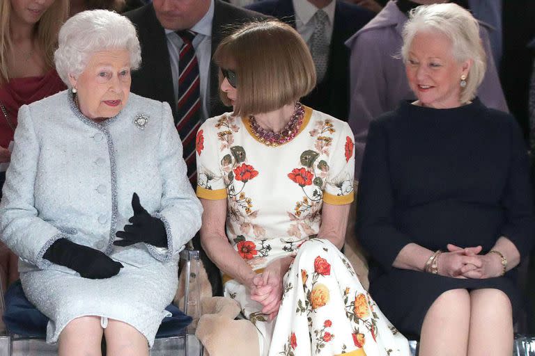 La reina Isabel junto a Anna Wintour y Angela Kelly, en la Semana de la Moda de Londres, en febrero de 2018.