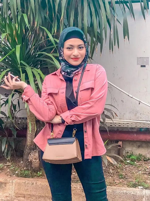 Inspirasi baju kasual perempuan hijab dalam nuansa warna pink dari vibe kalem sampai shocking ala Nathalie Holscher (Foto: Instagram @nathalieholscher)