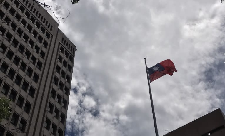 聯合辦公大樓外國旗降半旗。（圖／東森新聞）