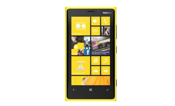 Por su parte, los teléfonos insignia Lumia 920 se venderán desde 99,99 dólares (78,12 euros) con los mismos términos de contrato.