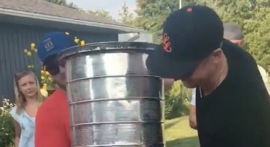 The Washington Capitals’ video coach celebrated in style. (@JLoganLeonhardt // Twitter)