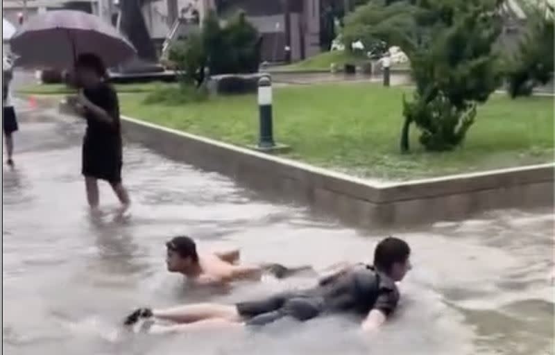 豪雨不斷造成員林高中校園出現大片水池，學生換上泳褲下水游泳。（圖／翻攝畫面）
