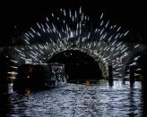<p>Ein Boot passiert in Amsterdam das „Whole Hole“, ein Werk der Künstler Paul Vendel und Sandra de Wolf. Die Installation ist Teil der sechsten Ausgabe des Amsterdamer Lichtfestivals. (Bild: AP Photo/Peter DeJong) </p>