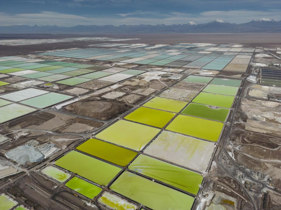 ARCHIVO - Charcos de salmuera se convierten en litio en la mina SQM en el desierto de San Pedro de Atacama en el norte de Chile, el 18 de abril de 2023. La estatal chilena Codelco, el mayor productor de cobre del mundo, anunció el viernes 31 de mayo de 2024 la firma de un acuerdo con la minera privada SQM para la explotación conjunta de litio. (AP Foto/Rodrigo Abd, Archivo)