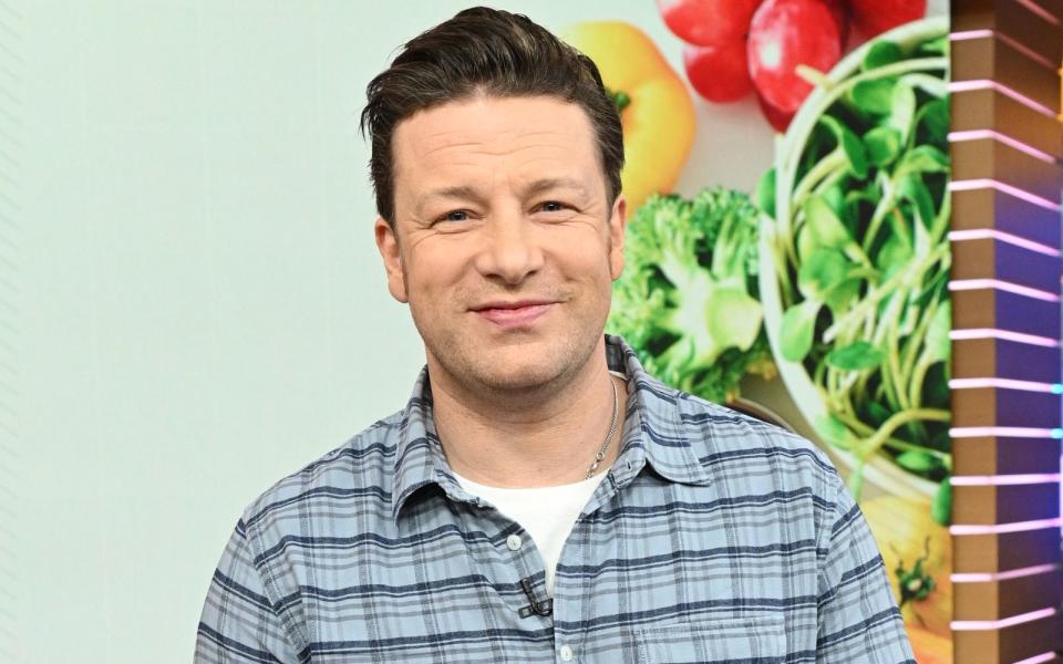 Starkoch Jamie Oliver (46) und seine Frau Jools sind fünffache Mal Eltern. Kreativität bewiesen der Stargastronom und seine Frau bei der Namensgebung, die Kinder heißen: Poppy Honey Rosie, Daisy Boo Pamela, Petal Blossom Rainbow, Buddy Bear Maurice und River Rocket Oliver. Jamie und Jools Oliver lernten sich 1993 kennen und heirateten im Jahr 2000. (Bild: Lorenzo Bevilaqua/Disney General Entertainment Content via Getty Images)