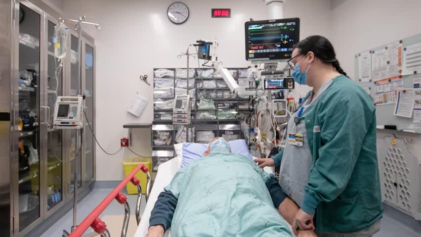 A total of 1,185 people have now been hospitalized for or with COVID-19 since the respiratory season began on Aug. 27, 79 of whom required intensive care, while the flu has sent 387 to hospital, with 42 of them admitted to ICU.  (Patrick Lacelle/Radio-Canada - image credit)