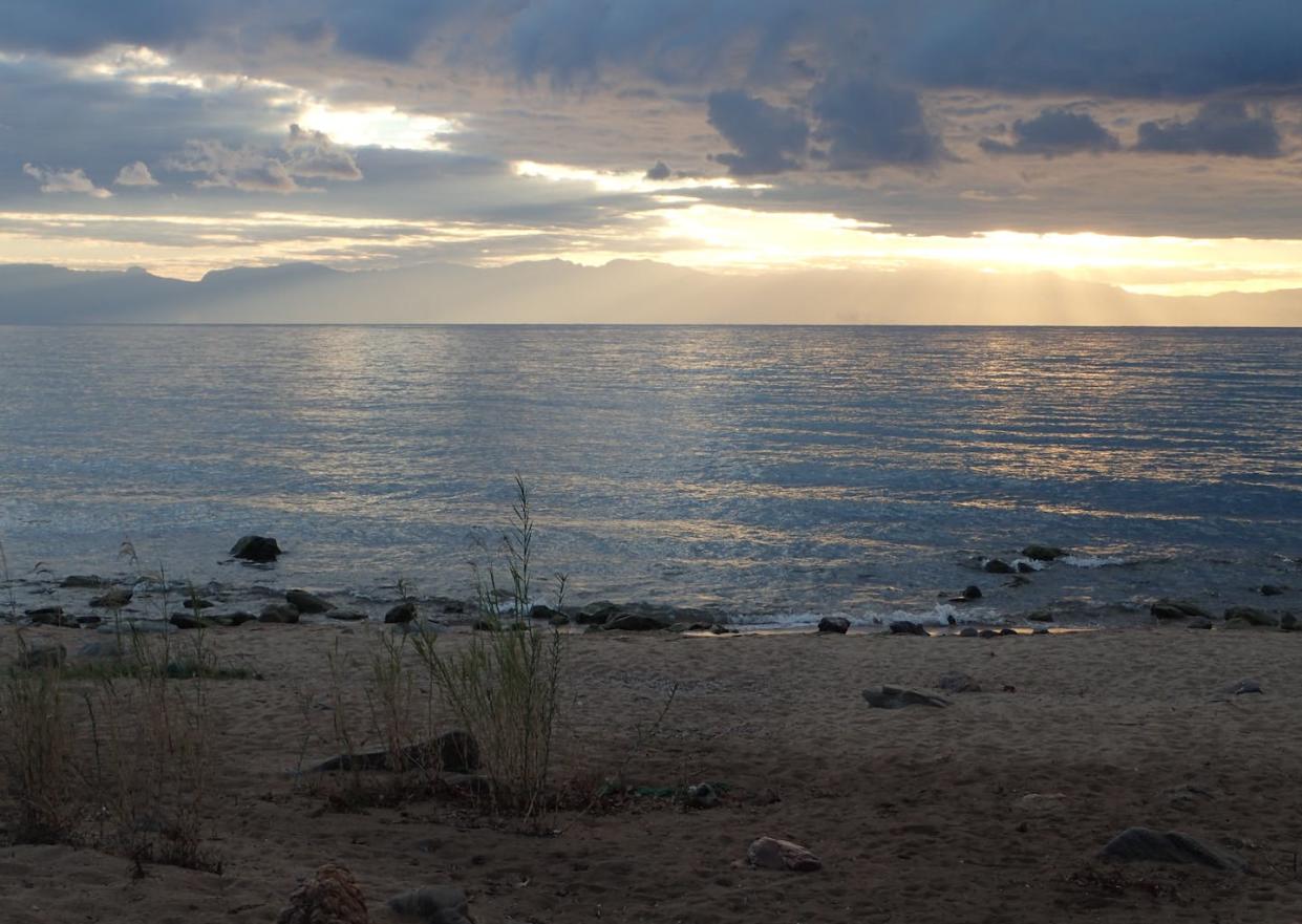 Today the shoreline of Lake Malawi is open, not forested the way it was before ancient humans started modifying the landscape. Jessica Thompson, <a href="http://creativecommons.org/licenses/by-nd/4.0/" rel="nofollow noopener" target="_blank" data-ylk="slk:CC BY-ND;elm:context_link;itc:0;sec:content-canvas" class="link ">CC BY-ND</a>