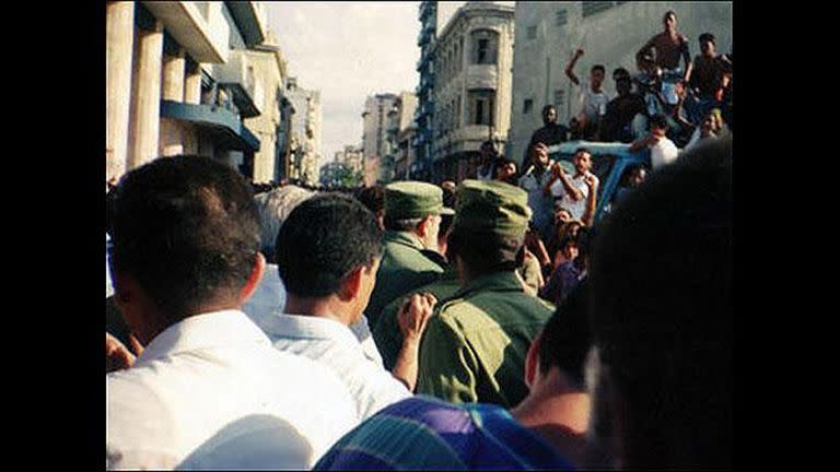 La llegada de Fidel Castro (centro) a las protestas