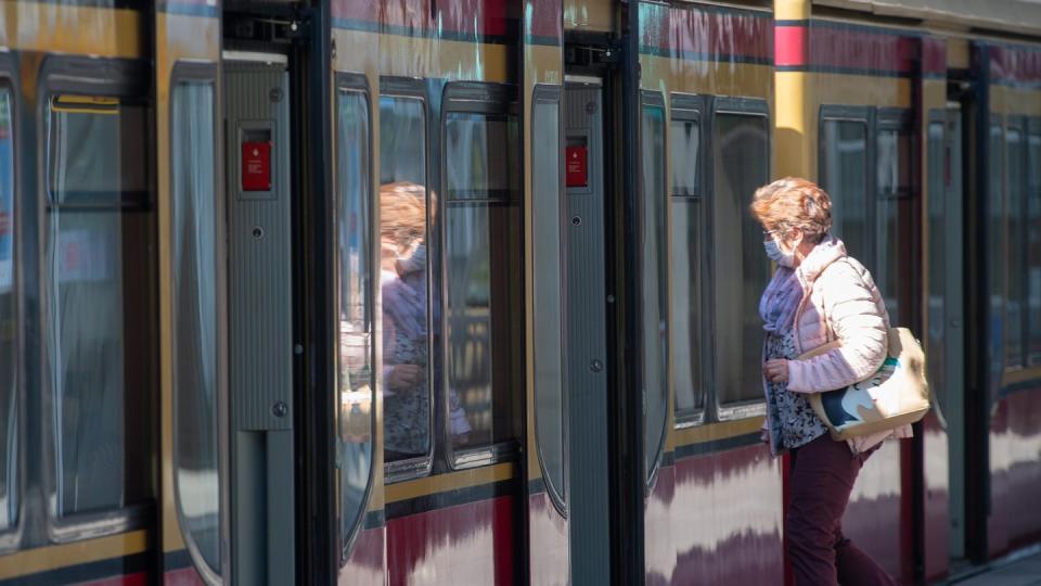 Mit Mundschutz in die S-Bahn.