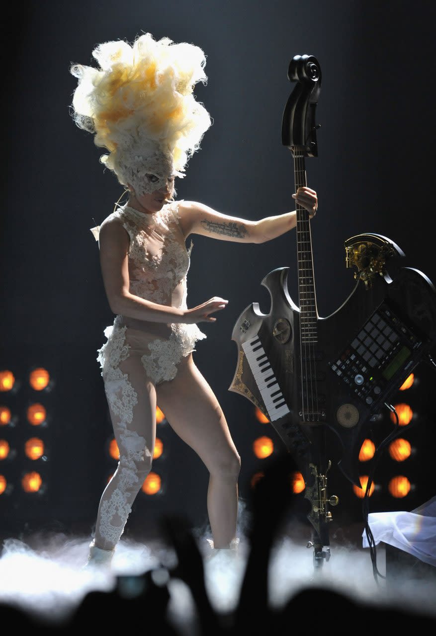 2010年，Lady Gaga 在 BRIT Awards 舞台上身穿Alex Noble 白色緊身衣；戴上 Philip Treacy 面具。