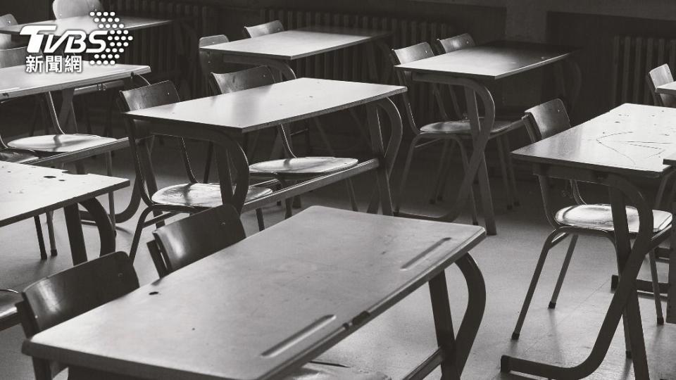 女學生崩潰逃離，並蹲坐在研究室裡痛哭半小時之久。（示意圖／Shutterstock達志影像）