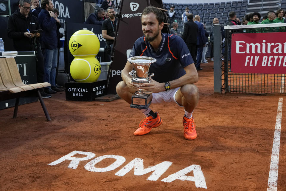 El ruso Daniil Medvedev posa con el trofeo tras superar al danés Holger Rune en la final del Abierto de Italia en Roma el domingo 21 de mayo del 2023. (AP Foto/Alessandra Tarantino)