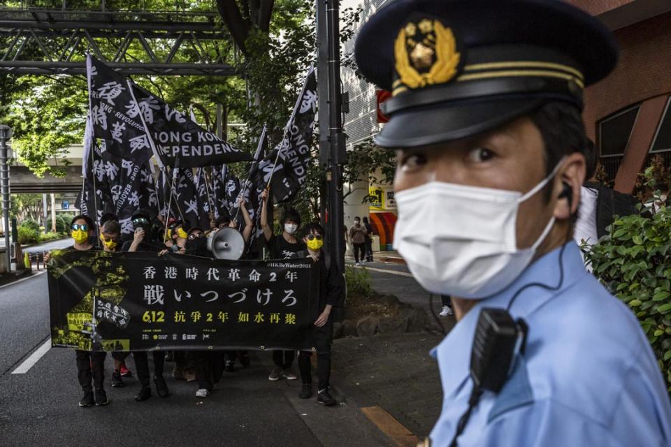 2021年6月12日，日本東京，6.12 衝突兩週年遊行，路線途經新宿車站和區內主要街道，警察沿途維持秩序。