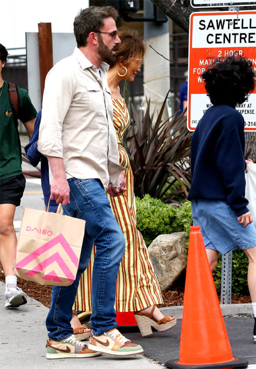 Ben Affleck y Jennifer Lopez con Emme de compras