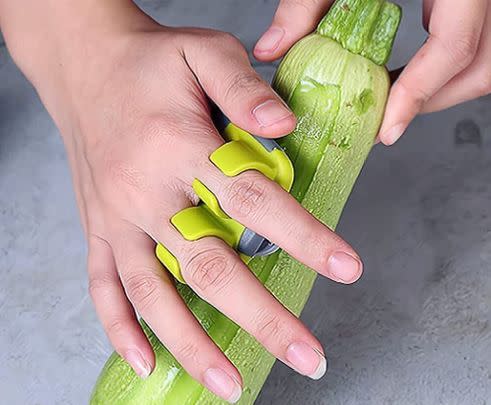 Dinner prep has never been so easy with this comfortable palm vegetable peeler