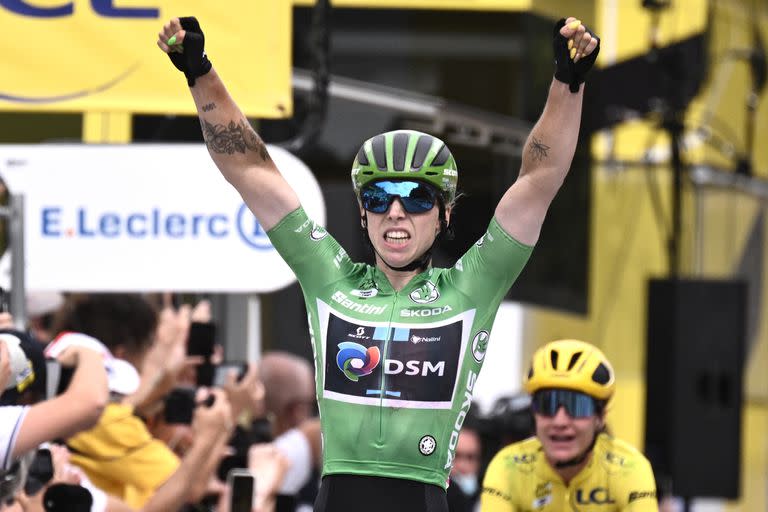 Lorena Wiebes, que venció en dos etapas del Tour de Francia femenino, celebra en la llegada delante de Marianne Vos, que lidera la carrera