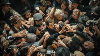 Benjamin Lavernhe dans le rôle de l’abbé Pierre, dans le biopic sur le fondateur du mouvement Emaüs réalisé par Frédéric Tellier.